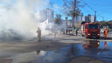 incendio-em-dois-carros-mobiliza-bombeiros-no-centro-de-coronel-fabriciano