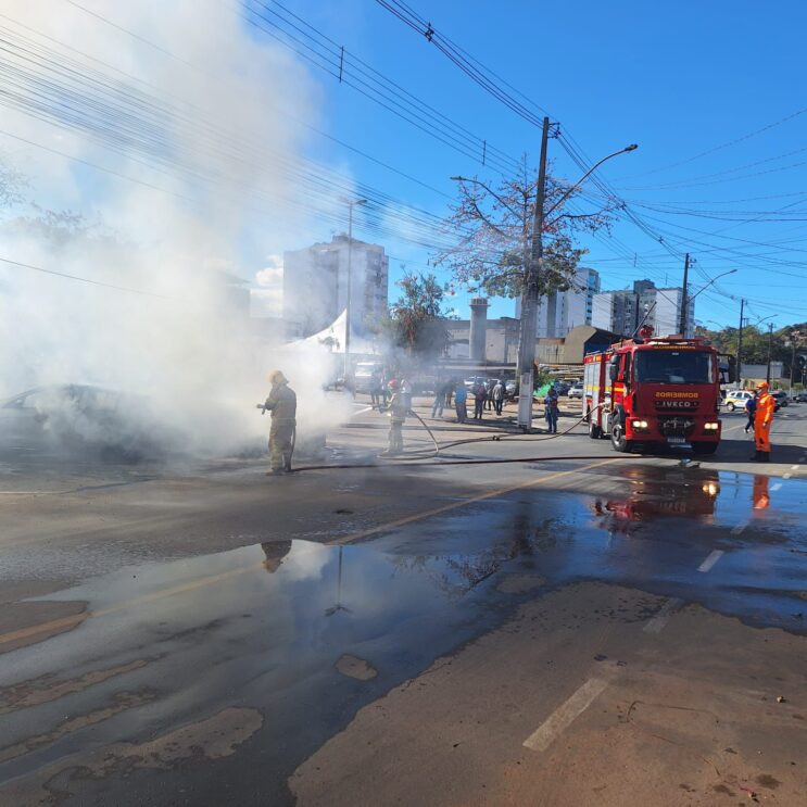 incendio-em-dois-carros-mobiliza-bombeiros-no-centro-de-coronel-fabriciano