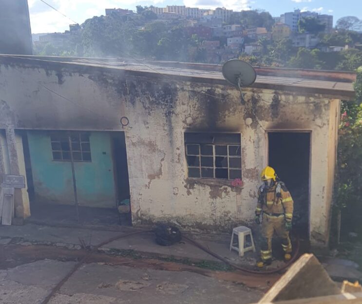 incendio-atinge-residencia-em-itabira-e-moradora-suspeita-de-acao-criminosa