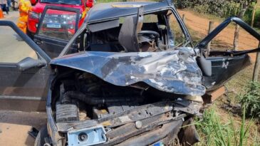 grave-acidente-deixa-vitimas-presas-as-ferragens-na-mgc-120