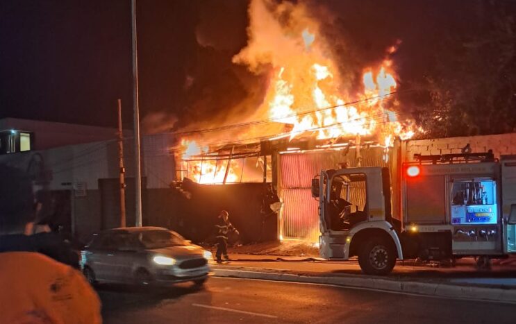 galpao-em-chamas-mobiliza-bombeiros-e-voluntarios-em-joao-monlevade