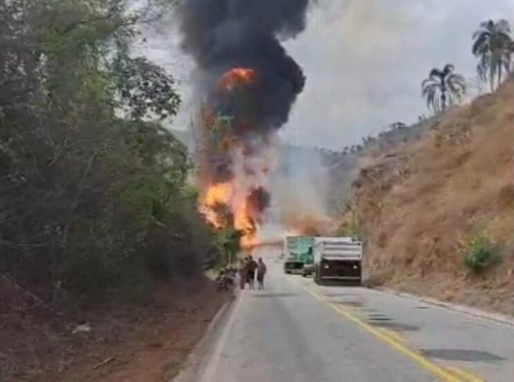 explosoes-e-incendio-apos-carreta-com-botijoes-tombar-na-mgc-120