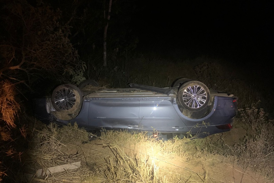 bombeiros-e-samu-atendem-vitimas-de-capotamento-em-guanhaes