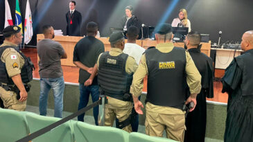reu-e-conduzido-a-delegacia-por-porte-de-droga-apos-ser-absolvido-em-juri-popular