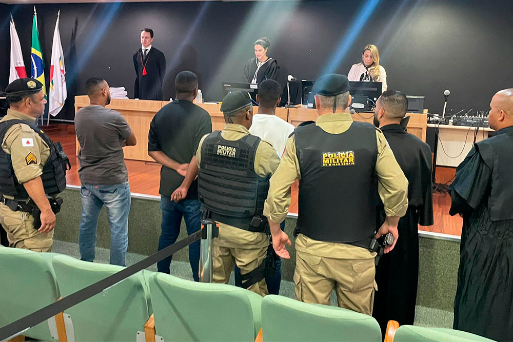 reu-e-conduzido-a-delegacia-por-porte-de-droga-apos-ser-absolvido-em-juri-popular