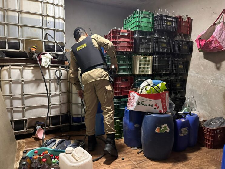 producao-e-venda-de-cachaca-clandestina-sao-alvo-de-fiscalizacao-em-itabira