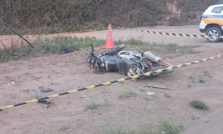 idoso-morre-apos-moto-ser-atingida-por-caminhao-na-mgc-120