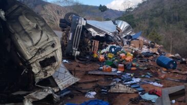 colisao-frontal-entre-caminhoes-deixa-um-morto-na-mgc-120-em-santa-maria-de-itabira
