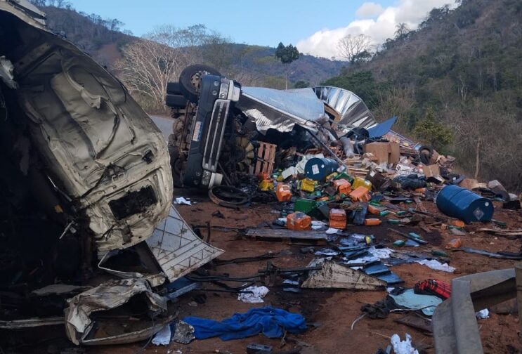 colisao-frontal-entre-caminhoes-deixa-um-morto-na-mgc-120-em-santa-maria-de-itabira