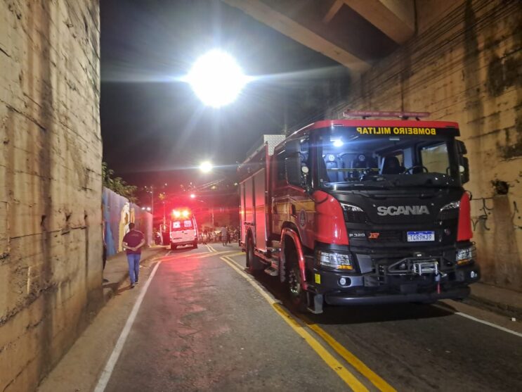 acao-conjunta-de-bombeiros-samu-e-pm-evita-suicidio-em-viaduto-em-itabira