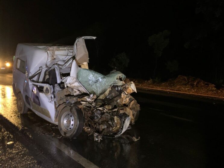 colisao-entre-ambulancia-e-caminhao-deixa-tres-mortos-em-minas