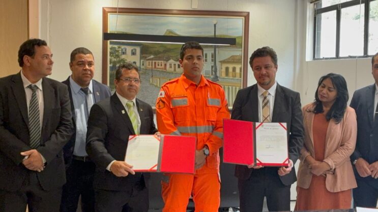 soldado-franca-e-pelotao-de-bombeiros-recebem-homenagem-em-itabira
