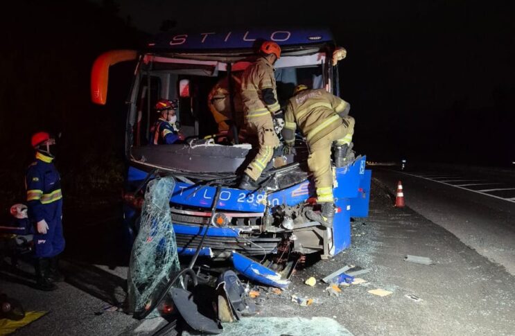 motorista-de-onibus-fica-preso-as-ferragens-em-acidente-na-br-262