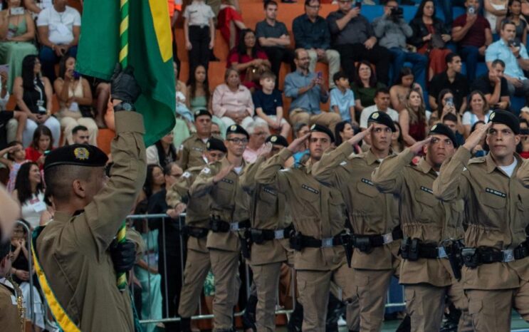 11o-bpm-realiza-solenidade-de-apresentacao-da-bandeira-e-entrega-de-boinas-aos-futuros-soldados