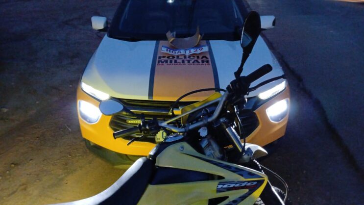 jovens-detidos-apos-arremessar-placas-furtadas-durante-fuga-em-itabira