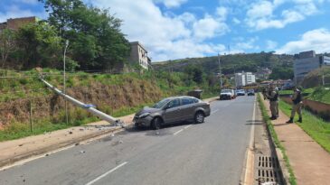 carro-derruba-postes-e-e-abandonado-na-avenida-integracao