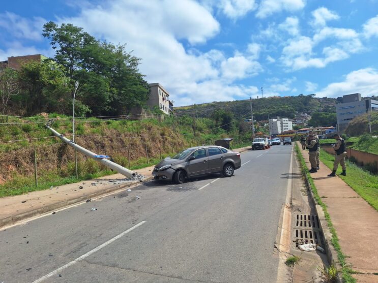 carro-derruba-postes-e-e-abandonado-na-avenida-integracao