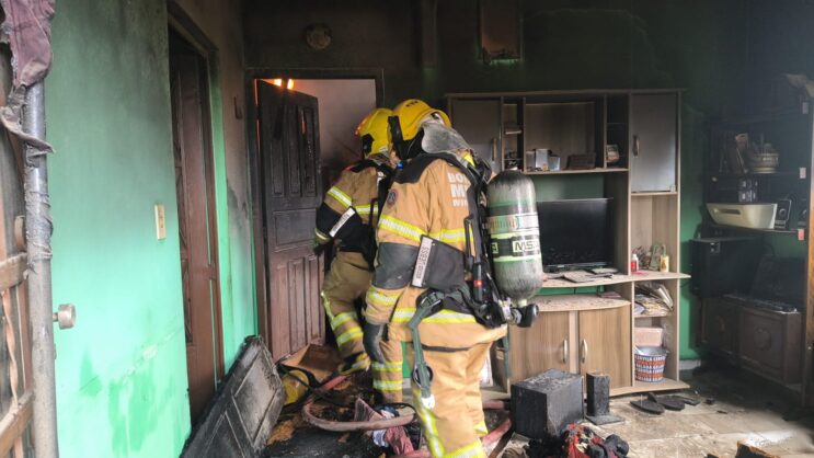 bombeiros-controlam-incendio-em-comodo-de-residencia-no-bairro-agua-fresca
