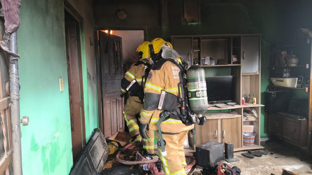 bombeiros-controlam-incendio-em-comodo-de-residencia-no-bairro-agua-fresca