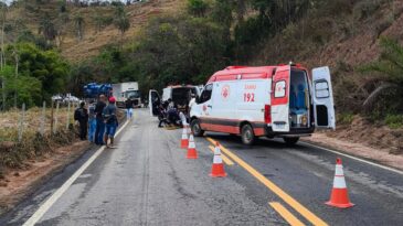 samu-socorre-vitimas-de-acidente-na-mgc-120-em-ferros