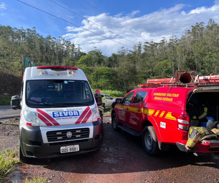 veiculo-invade-contramao-e-provoca-capotamento-na-mg-123