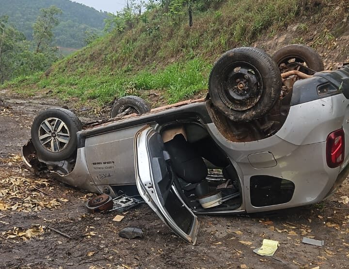 homem-e-preso-apos-capotar-veiculo-furtado-em-nova-era