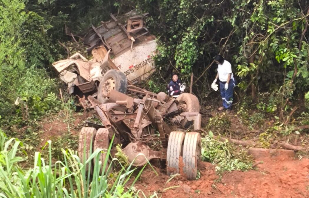 motorista-de-68-anos-morre-apos-caminhao-pipa-capotar-na-mg-436-em-cocais