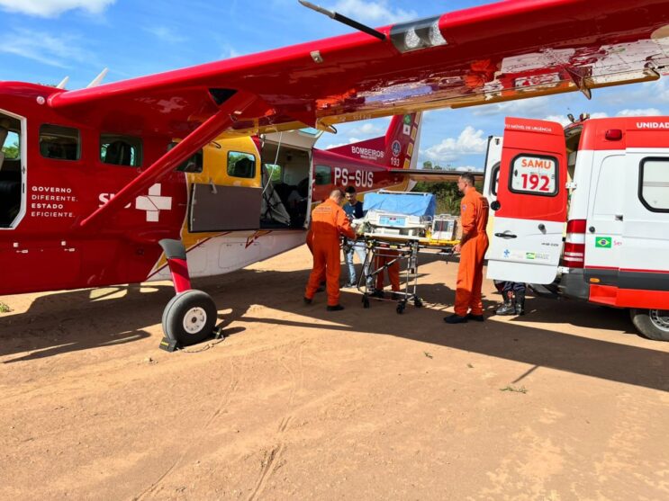 intervencao-medica-do-boa-salva-vida-de-gemeos-prematuros-extremos