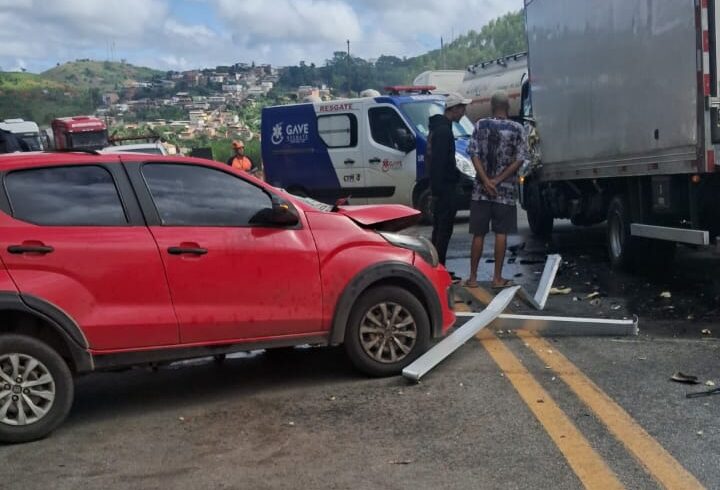 colisao-entre-carro-e-caminhao-deixa-feridos-na-br-381-em-nova-era