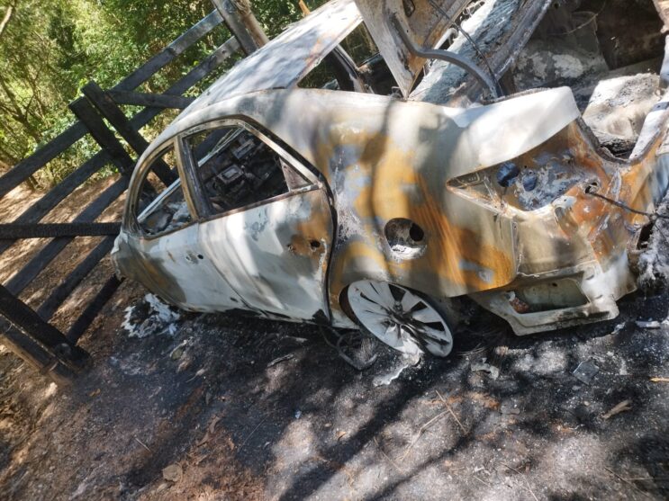 veiculo-roubado-e-localizado-carbonizado-na-regiao-do-peti