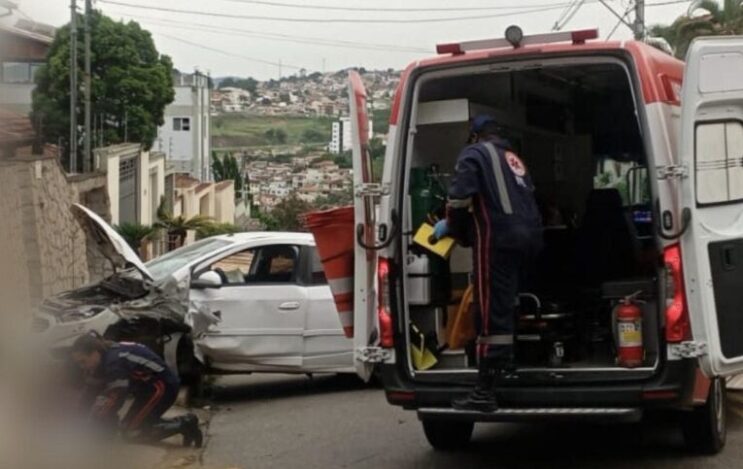 prisma-invade-calcada-e-bate-em-muro-no-santo-antonio