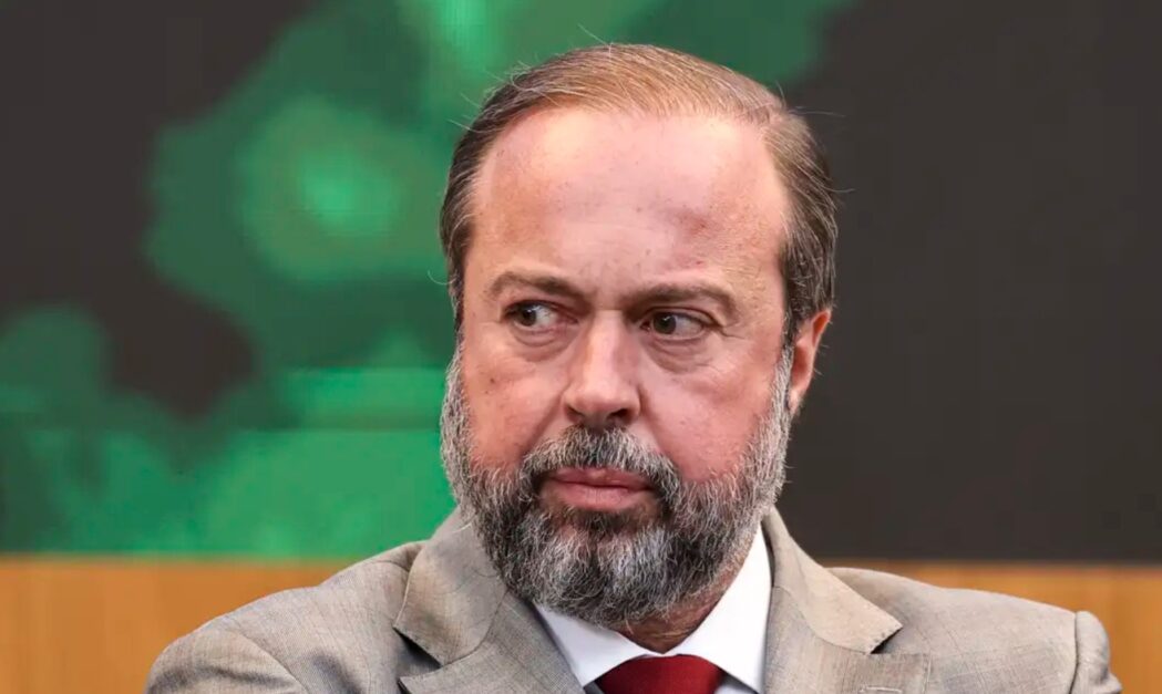 ministro-cobra-solucao-para-vazamento-de-agua-em-minas-da-vale