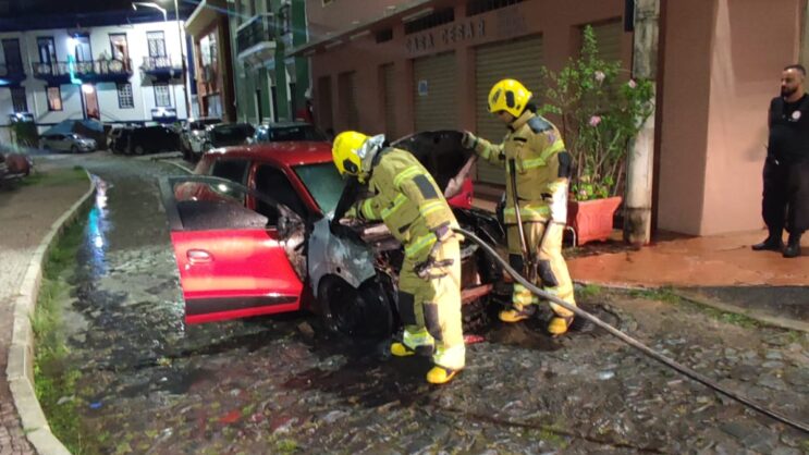 incendio-em-veiculo-e-controlado-por-populares-no-centro-de-itabira