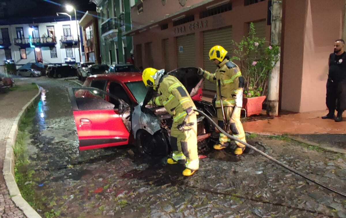 incendio-em-veiculo-e-controlado-por-populares-no-centro-de-itabira