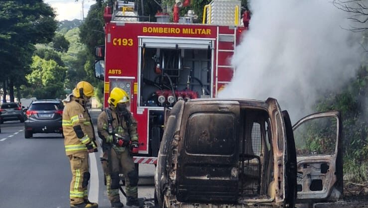 veiculo-e-consumido-pelo-fogo-na-br-381-no-horto-em-ipatinga