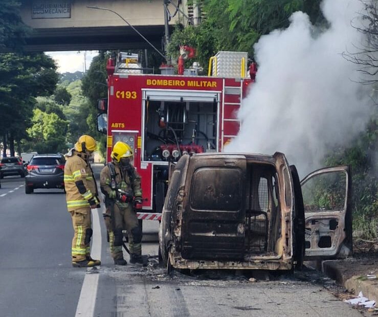veiculo-e-consumido-pelo-fogo-na-br-381-no-horto-em-ipatinga