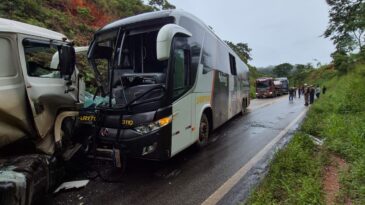 Ônibus e carreta batem de frente na MGC-120, em Ferros