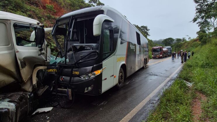 Ônibus e carreta batem de frente na MGC-120, em Ferros
