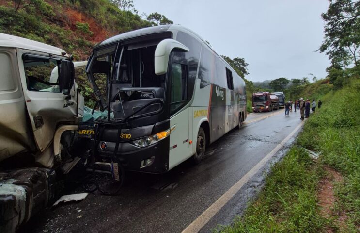 Ônibus e carreta batem de frente na MGC-120, em Ferros