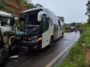 Ônibus e carreta batem de frente na MGC-120, em Ferros