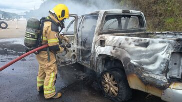 incendio-destroi-veiculo-na-mgc-129-no-barro-branco-em-itabira