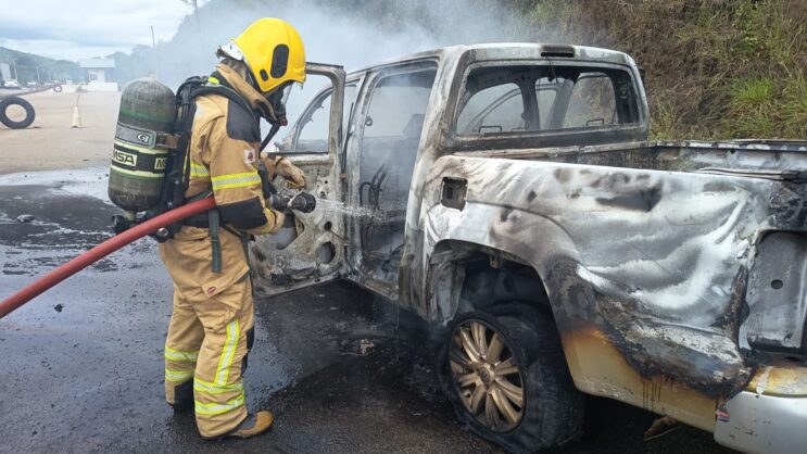 incendio-destroi-veiculo-na-mgc-129-no-barro-branco-em-itabira