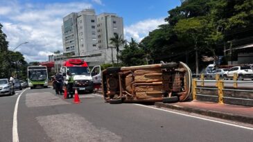 capotamento-no-centro-de-itabira-causa-transtornos-no-transito