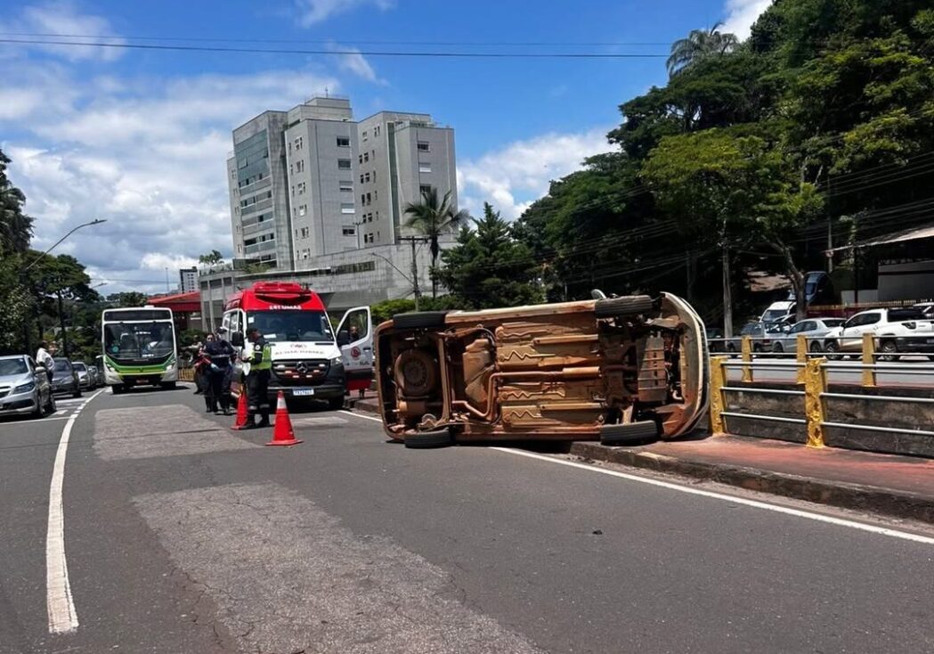 capotamento-no-centro-de-itabira-causa-transtornos-no-transito