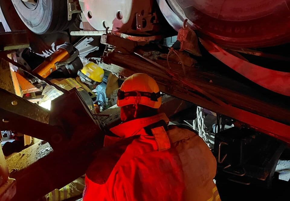 motorista-e-resgatado-das-ferragens-em-acidente-na-mgc-120