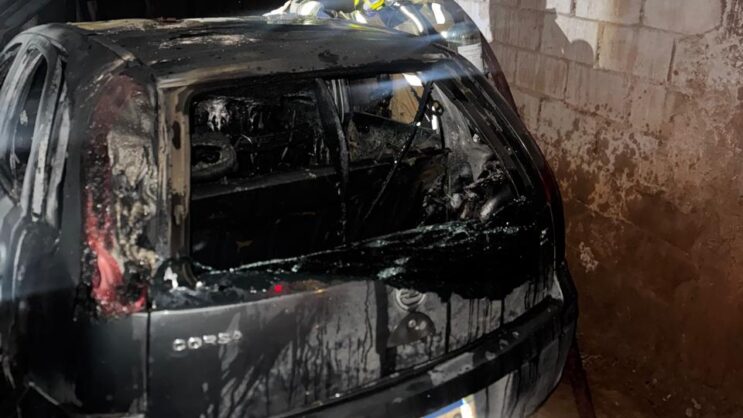 incendio-destroi-veiculo-na-garagem-de-residencia-em-j-monlevade