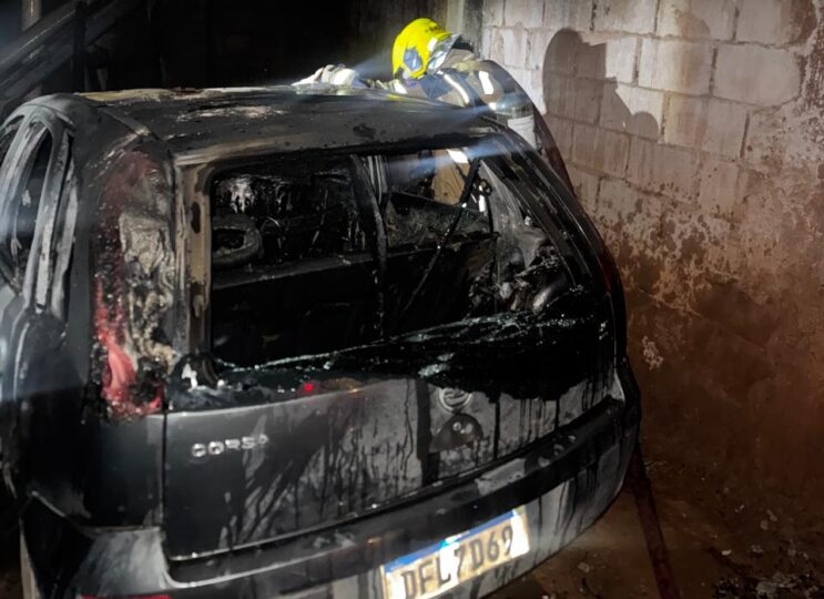 incendio-destroi-veiculo-na-garagem-de-residencia-em-j-monlevade