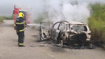 carro-e-destruido-por-incendio-proximo-a-unifei-em-itabira