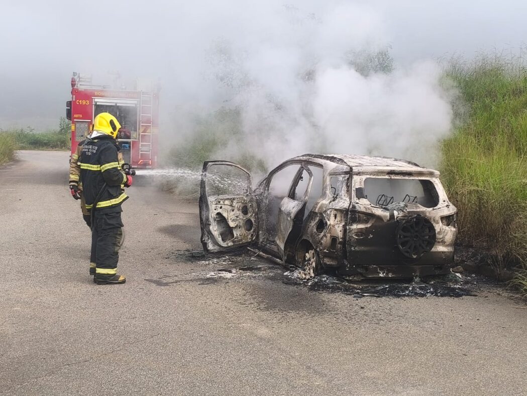 carro-e-destruido-por-incendio-proximo-a-unifei-em-itabira