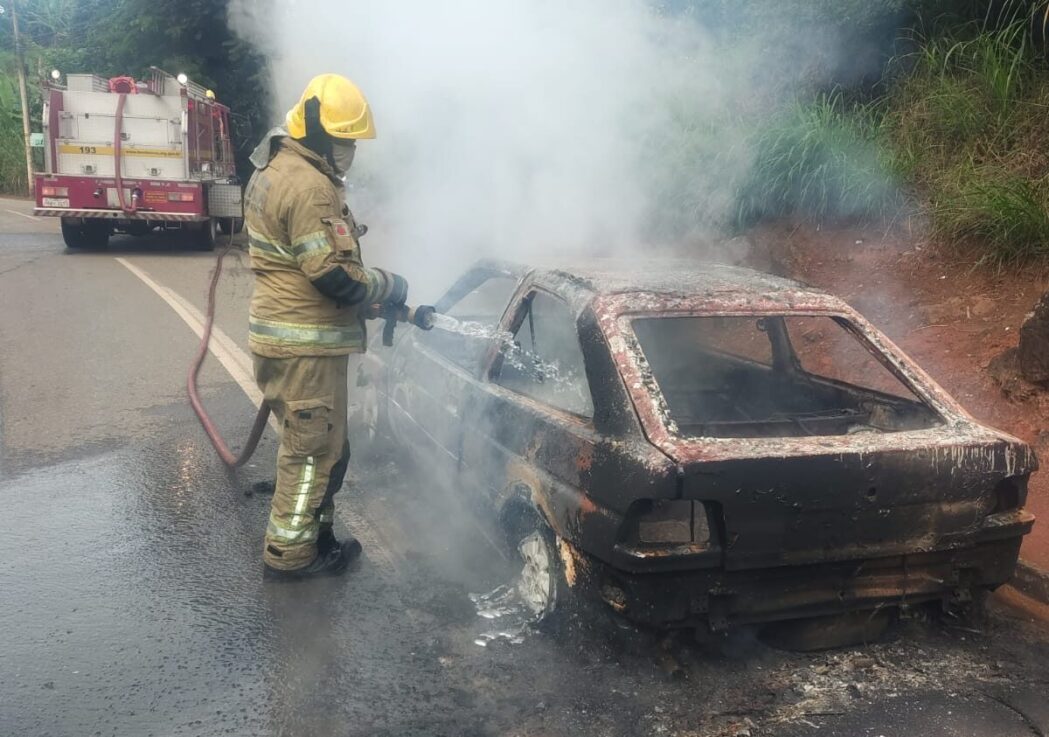 veiculo-e-destruido-por-incendio-na-mg-123-em-rio-piracicaba